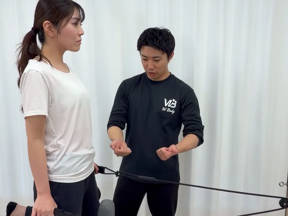理学療法士が立ち姿勢を確認している様子